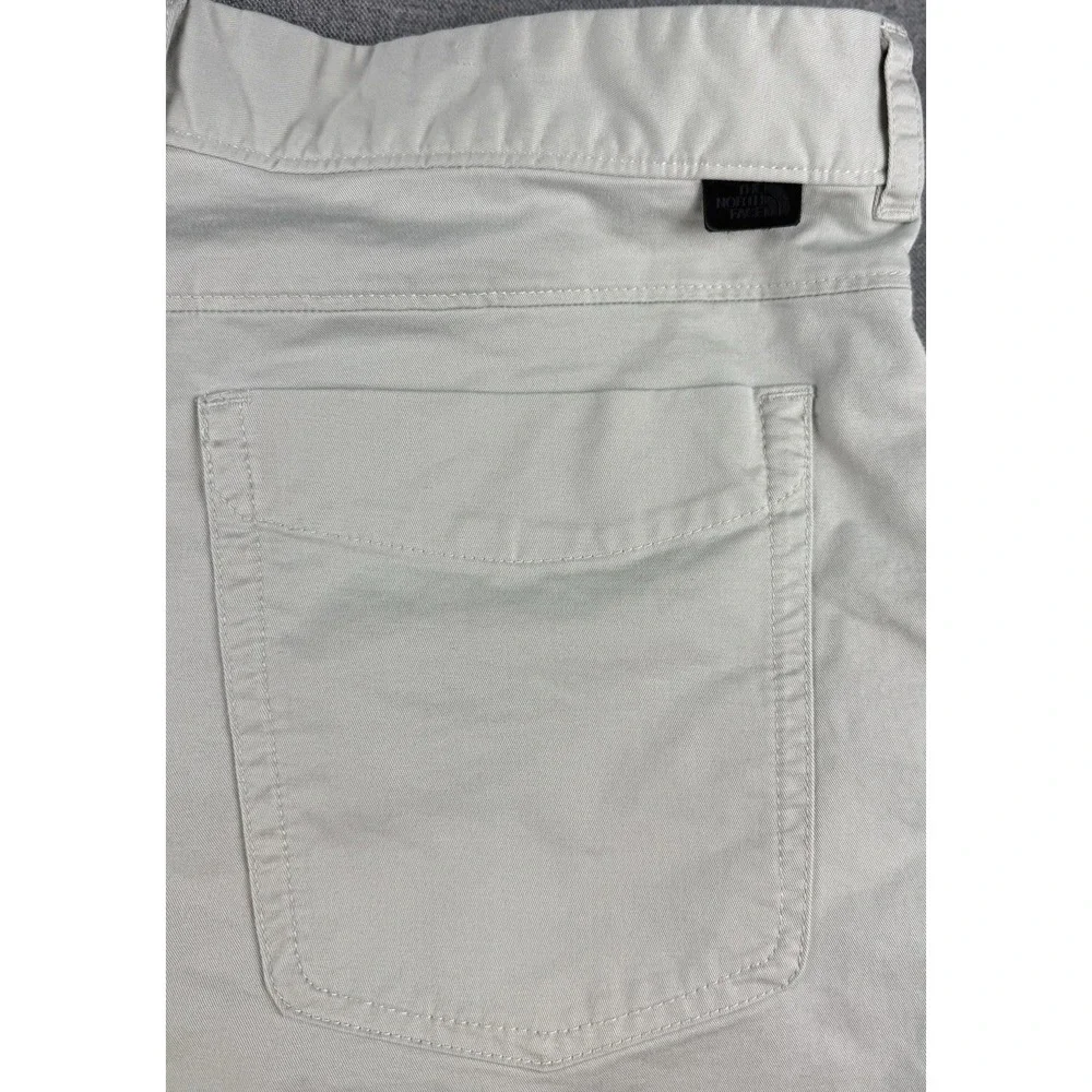 The North Face Men's Light Gray Shorts Size 36 Stretch Outdoor Hiking Casual